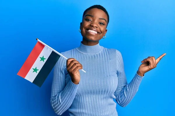 Jovem Afro Americana Segurando Bandeira Síria Sorrindo Feliz Apontando Com — Fotografia de Stock