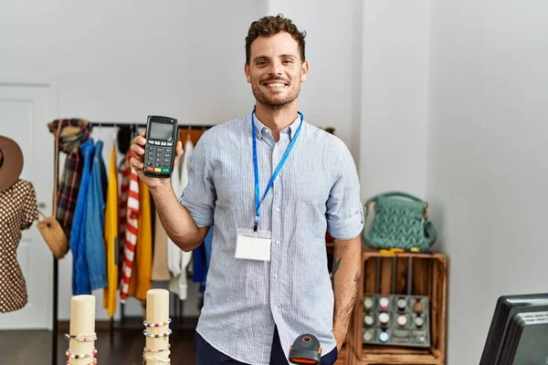 Jovem Lojista Hispânico Homem Sorrindo Feliz Segurando Telefone Dados Loja — Fotografia de Stock