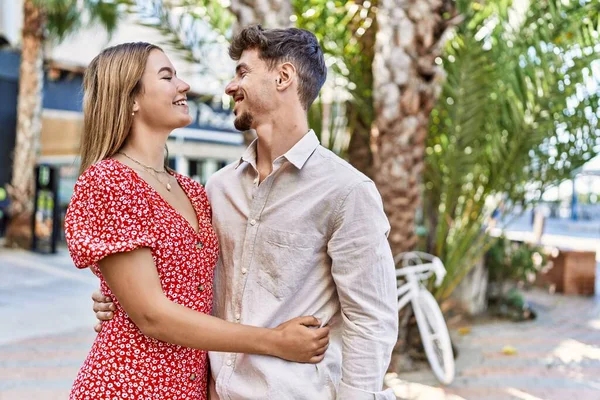 Junges Hispanisches Paar Lächelt Glücklich Und Umarmt Sich Der Stadt — Stockfoto
