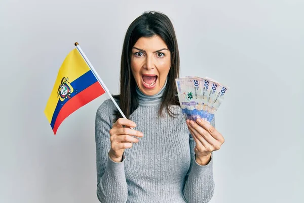 Junge Hispanische Frau Mit Kolumbianischer Fahne Und Kolumbianischen Pesos Banknoten — Stockfoto