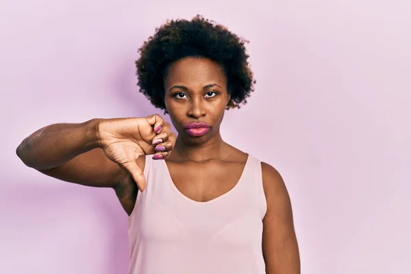 若いアフリカ系アメリカ人女性は 親指の下のジェスチャーで拒絶と否定を示す不満と怒っているように見えるカジュアルな袖のないシャツを着ています 悪い表現 — ストック写真