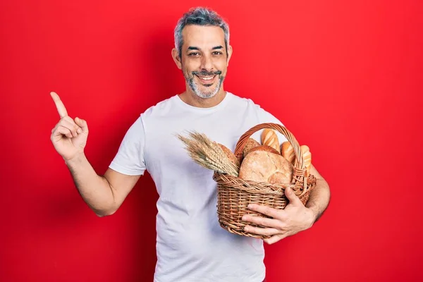 Bonito Homem Meia Idade Com Cabelos Grisalhos Segurando Cesta Vime — Fotografia de Stock