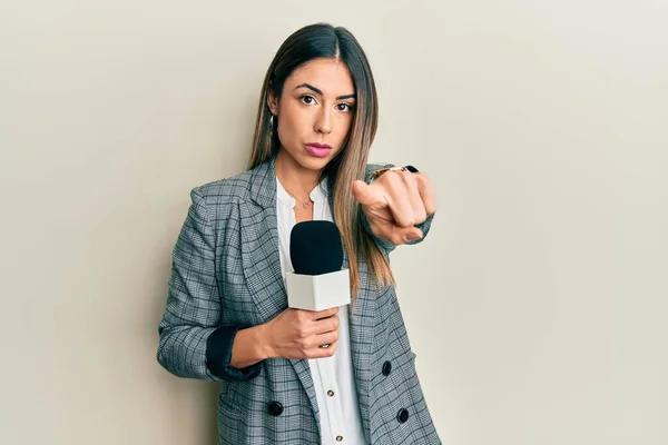 Jonge Latijns Amerikaanse Vrouw Houdt Reporter Microfoon Wijzen Met Vinger — Stockfoto