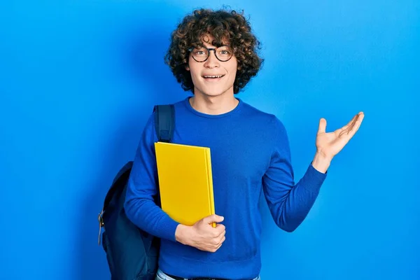 Bello Giovane Che Indossa Zaino Studente Tiene Libro Che Celebra — Foto Stock