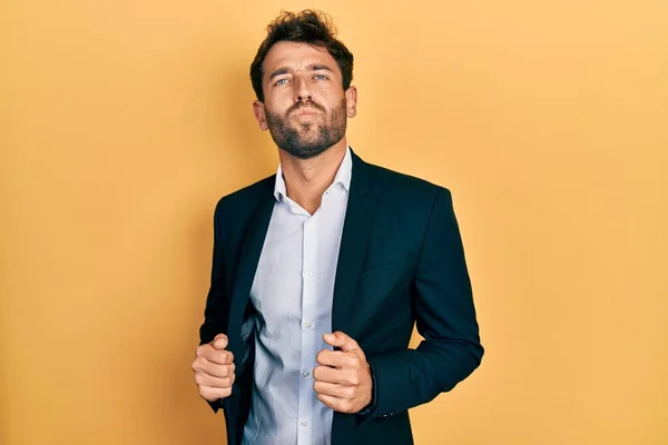 Hombre Guapo Con Barba Llevando Traje Negocios Sosteniendo Chaqueta Mirando —  Fotos de Stock