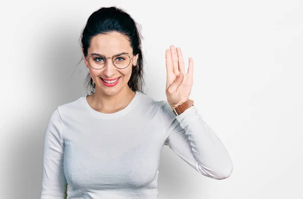 Genç Spanyol Kadın Gündelik Giysiler Giyer Parmaklarını Dört Numarayı Göstererek — Stok fotoğraf