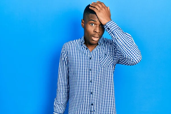 若いアフリカ系アメリカ人の男性が誤って頭の上に手で驚いてカジュアルな服を着て エラーを覚えている 忘れられた悪い記憶の概念 — ストック写真