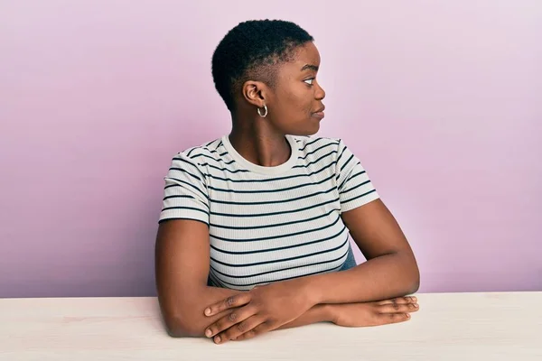 Jovem Afro Americana Vestindo Roupas Casuais Sentada Mesa Olhando Para — Fotografia de Stock