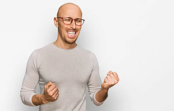 Skallig Man Med Skägg Vardagskläder Och Glasögon Glada För Framgång — Stockfoto