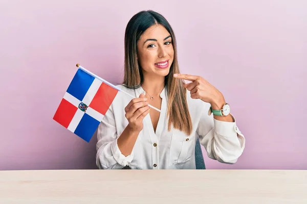 Jonge Spaanse Vrouw Met Dominicaanse Vlag Zittend Tafel Glimlachend Blij — Stockfoto