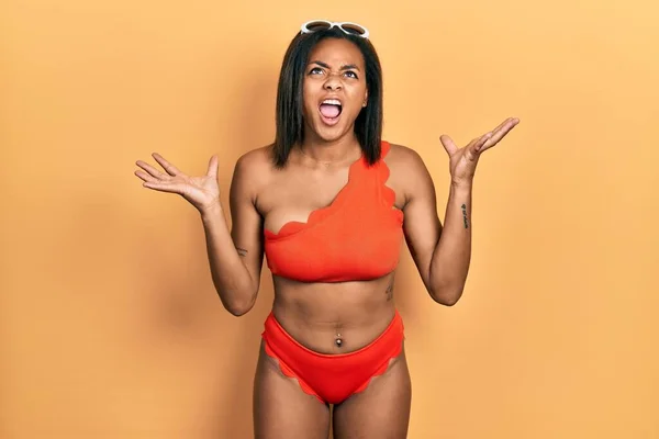 Fiatal Afro Amerikai Lány Bikiniben Őrült Őrült Kiabálás Kiabálás Agresszív — Stock Fotó