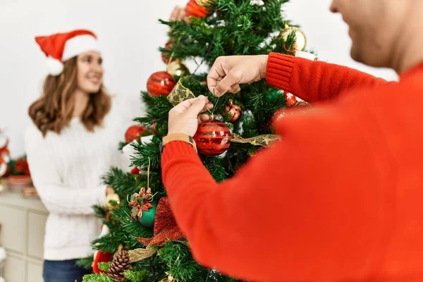 Joven Pareja Hispana Decorando Árbol Navidad Casa —  Fotos de Stock