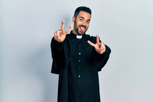 Hombre Hispano Guapo Con Barba Vestido Sacerdote Católico Sonriendo Con —  Fotos de Stock