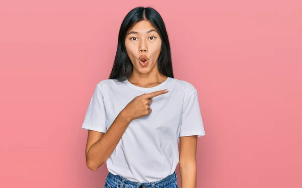 Schöne Junge Asiatische Frau Trägt Legeres Weißes Shirt Überrascht Zeigt — Stockfoto