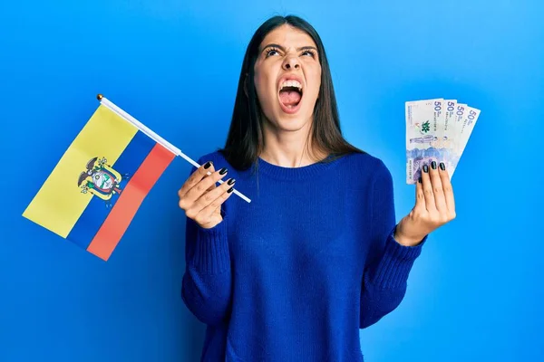 Mladá Hispánka Držící Kolumbijskou Vlajku Kolumbijské Pesos Bankovky Rozzlobená Šílená — Stock fotografie