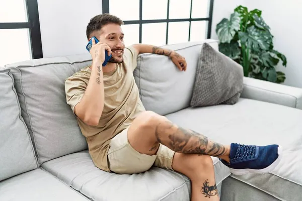 Ung Latinamerikansk Man Ler Säker Talar Telefon Hemma — Stockfoto