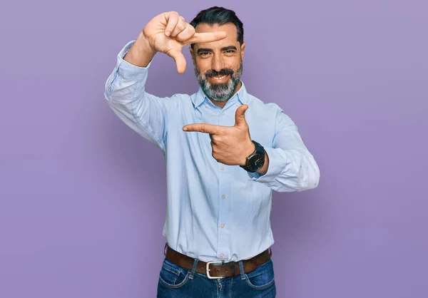 Muž Středního Věku Vousy Obchodní Košili Usmívající Vytvářející Rámeček Rukama — Stock fotografie