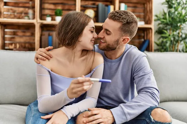 Młody Biały Para Uśmiech Szczęśliwy Patrząc Ciąży Test Wynik Domu — Zdjęcie stockowe