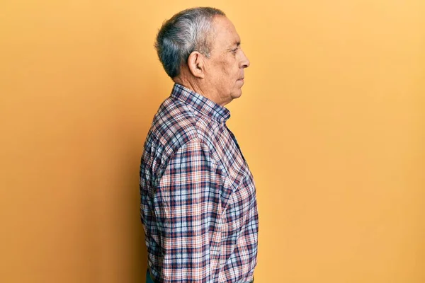 Bello Uomo Anziano Con Capelli Grigi Indossa Camicia Casual Cercando — Foto Stock