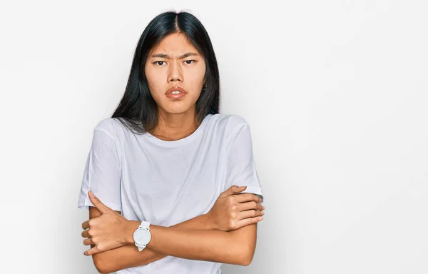 Schöne Junge Asiatische Frau Trägt Lässiges Weißes Shirt Zitternd Und — Stockfoto