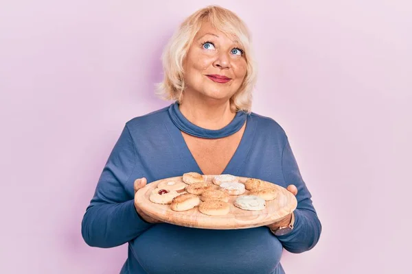 Moyen Âge Femme Blonde Tenant Plateau Avec Bonbons Gâteau Souriant — Photo