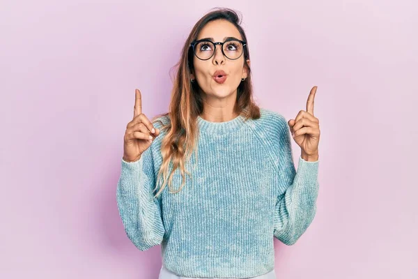 Joven Chica Hispana Vestida Con Ropa Casual Gafas Asombrada Sorprendida — Foto de Stock