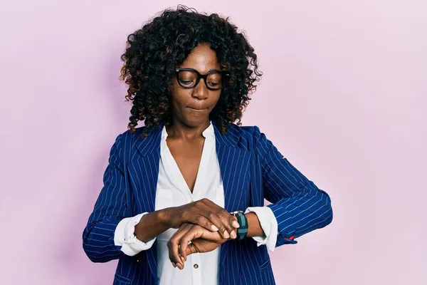 Jonge Afro Amerikaanse Vrouw Draagt Zakelijke Kleding Bril Controleren Van — Stockfoto