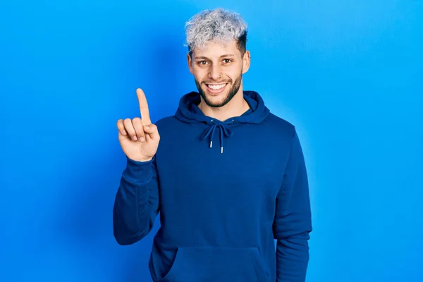Homem Hispânico Jovem Com Cabelo Tingido Moderno Vestindo Camisola Azul — Fotografia de Stock