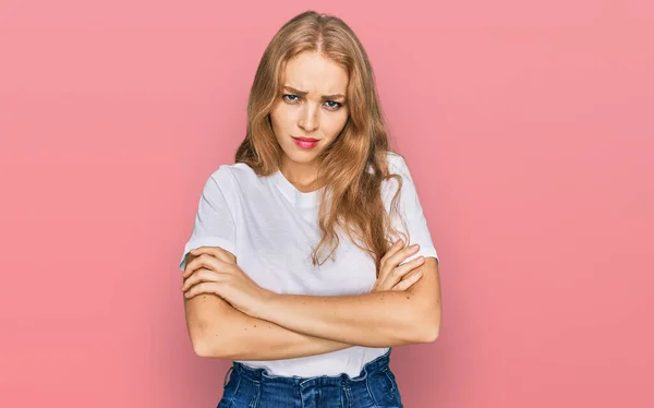 Jeune Fille Caucasienne Portant Shirt Blanc Décontracté Sceptique Nerveux Expression — Photo