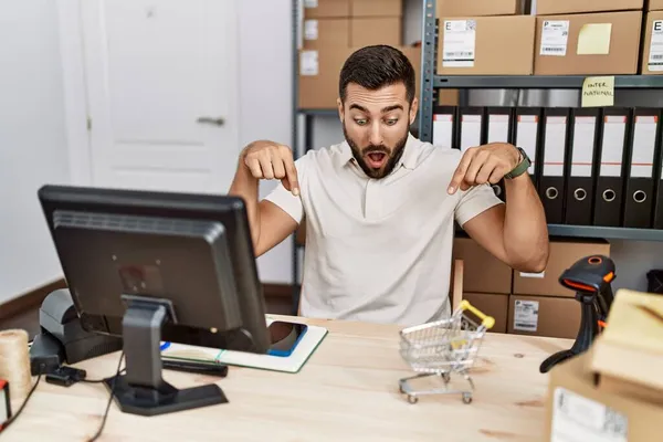 Bonito Homem Hispânico Trabalhando Comércio Pequenas Empresas Apontando Para Baixo — Fotografia de Stock