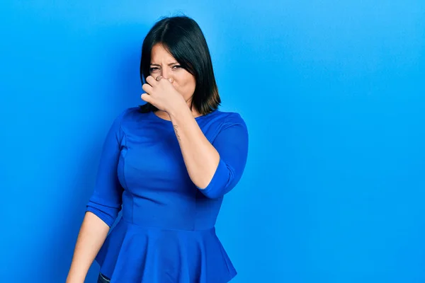 Junge Hispanische Frau Lässiger Kleidung Die Etwas Stinkendes Und Ekelhaften — Stockfoto