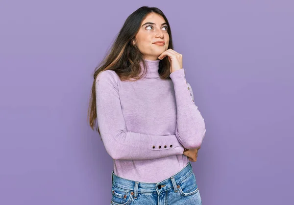 Młoda Piękna Nastolatka Swetrze Golfem Ręką Podbródku Myśląca Pytaniu Przenikliwym — Zdjęcie stockowe