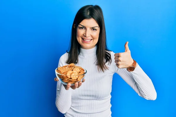Genç Spanyol Kadın Elinde Tuzlu Bisküvi Kasesi Tutarken Mutlu Pozitif — Stok fotoğraf