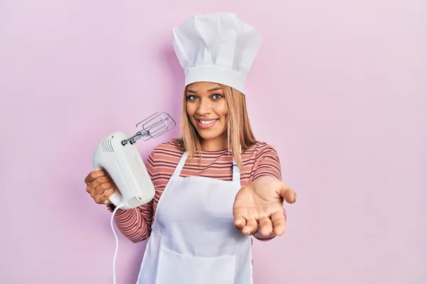 Bella Donna Ispanica Che Tiene Miscelatore Pasticceria Miscelatore Elettrico Sorridente — Foto Stock