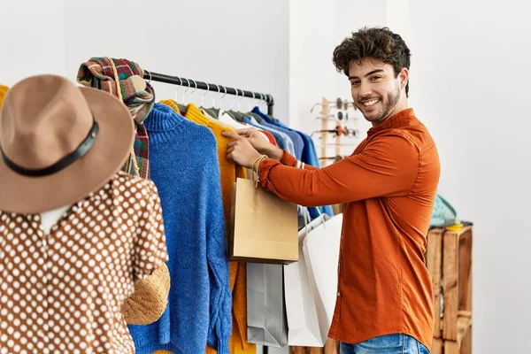 Joven Cliente Hispano Sonriendo Feliz Eligiendo Ropa Tienda Ropa — Foto de Stock