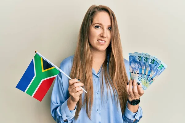 Νεαρή Ξανθιά Γυναίκα Νοτιοαφρικανική Σημαία Και Ανίδεη Και Μπερδεμένη Έκφραση — Φωτογραφία Αρχείου