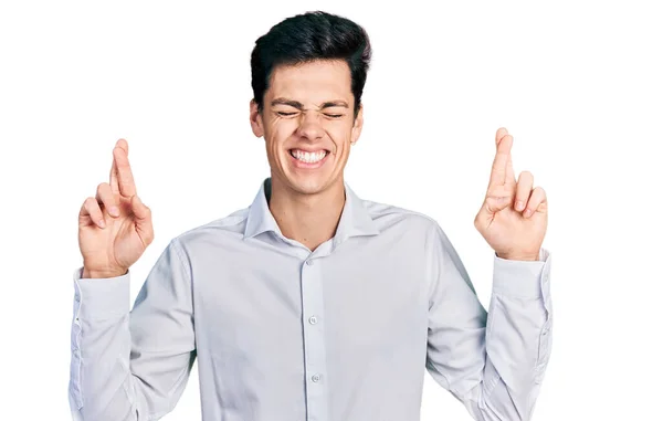 Young Hispanic Business Man Wearing Business Clothes Gesturing Finger Crossed — Stock Photo, Image