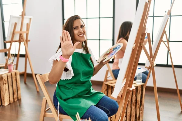 Mladé Hispánské Umělkyně Ženy Malovat Plátno Ateliéru Vzdání Pozdravit Šťastný — Stock fotografie