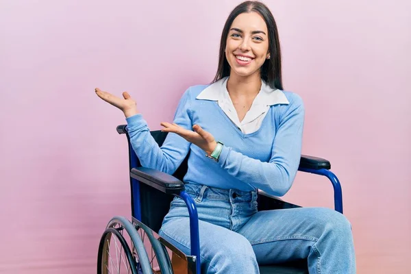 Schöne Frau Mit Blauen Augen Die Rollstuhl Sitzt Und Zum — Stockfoto