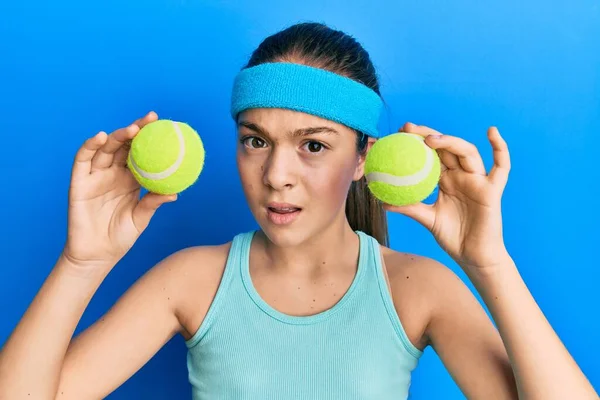 Mooi Brunette Klein Meisje Houden Tennisbal Dicht Bij Ogen Clueless — Stockfoto