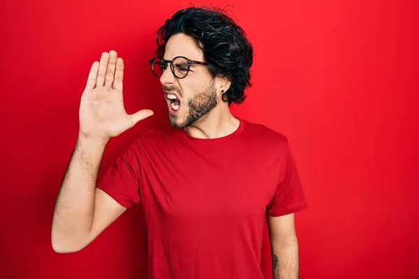 Een Knappe Spaanse Man Casual Shirt Een Bril Schreeuwend Schreeuwend — Stockfoto