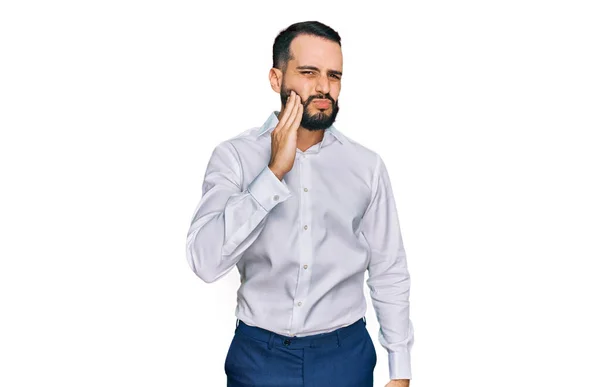 턱수염을 기르고 사업용 셔츠를 남자는 치통이나 질환때문에 손으로 만지작 거리는 — 스톡 사진