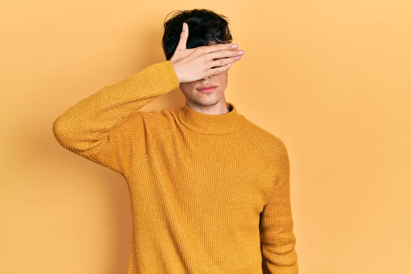 Όμορφος Hipster Νεαρός Άνδρας Φορώντας Casual Κίτρινο Πουλόβερ Καλύπτει Μάτια — Φωτογραφία Αρχείου