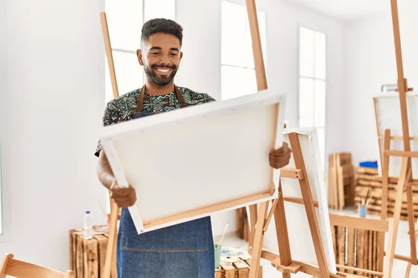 若いアフリカ系アメリカ人のアーティストがアートスタジオでキャンバスを笑顔で — ストック写真