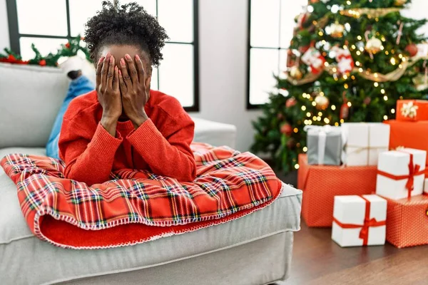 Junge Afrikanisch Amerikanische Frau Auf Dem Sofa Weihnachtsbaum Liegend Mit — Stockfoto