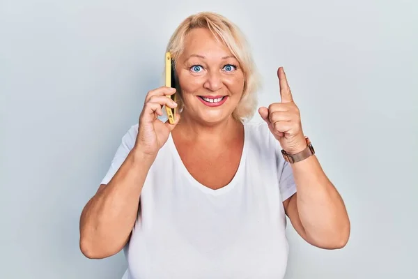 Middelbare Leeftijd Blonde Vrouw Hebben Gesprek Praten Smartphone Glimlachen Met — Stockfoto