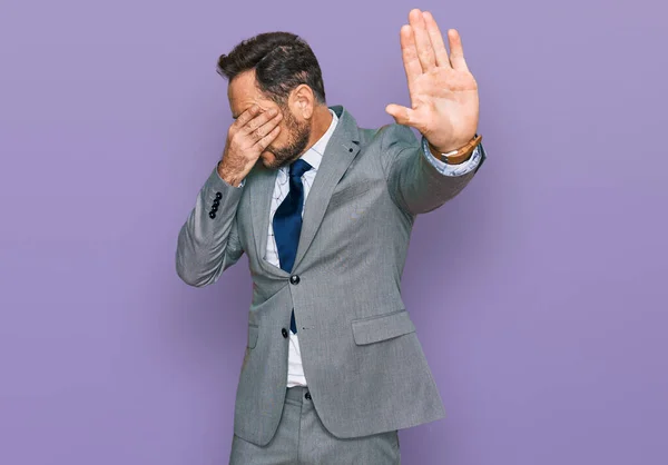 Hombre Mediana Edad Vistiendo Ropa Negocios Cubriendo Los Ojos Con —  Fotos de Stock