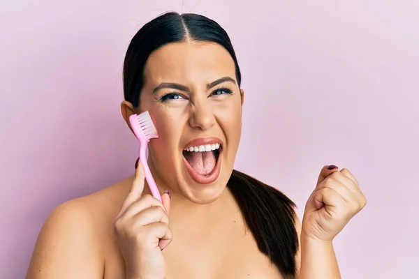 Mulher Morena Bonita Usando Escova Esfoliante Facial Gritando Orgulhoso Celebrando — Fotografia de Stock