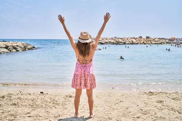 Mulher Morena Desfrutando Dia Verão Praia — Fotografia de Stock