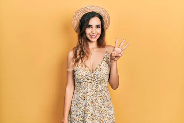 Junges Hispanisches Mädchen Trägt Sommermütze Und Zeigt Mit Finger Nummer — Stockfoto